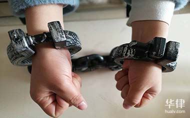 女子等离婚判决时被丈夫杀害,生前遭家暴曾多次报警,其中有何法律问题